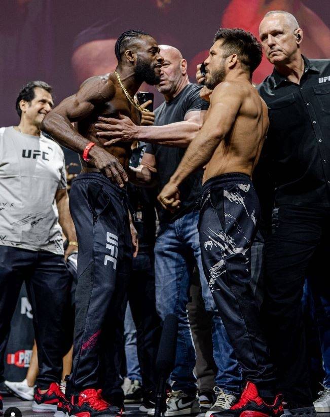 UFC 밴텀급 챔피언 알저메인 스털링(왼쪽)과 도전자 헨리 세후도가 6일(한국시간) 열린 계체에서 서로를 마주보고 있다. 사진 | UFC