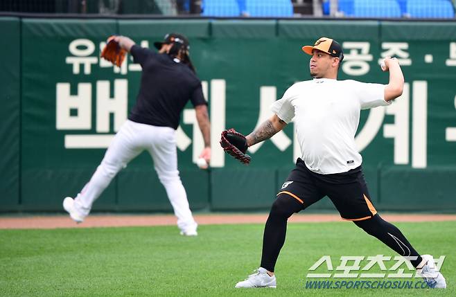 11일 KBO 데뷔전을 앞둔 한화의 새 외국인 투수 산체스가 7일 대전구장에서 동료 페냐와 함께 훈련을 하고 있다.