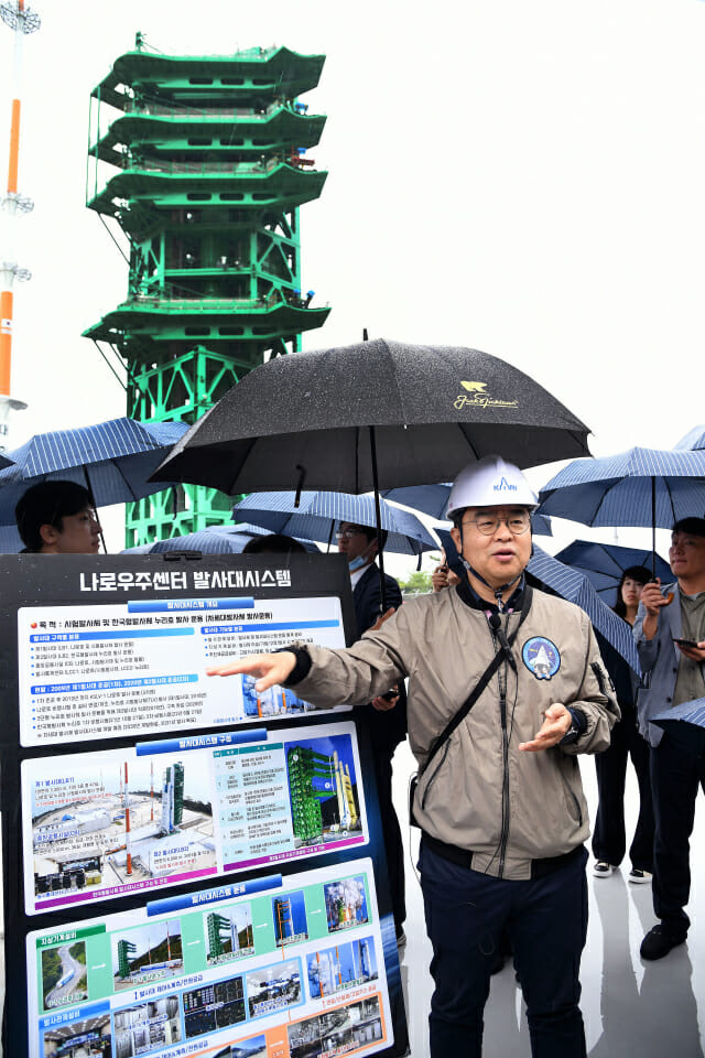 강선일 한국항공우주연구원 한국형발사체고도화사업단 책임연구원이 누리호가 발사될 제2발사대에 대해 설명하고 있다. (사진=항우연)