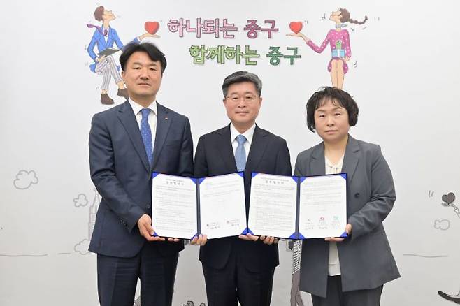 김길성 중구청장(가운데)이 지난 3일 전시식 한국전력 서울본부장(왼쪽), 김미경 한전엠씨에스 서울직할지점 지점장과 업무협약을 맺고 위기가구 발굴·지원을 위해 협력할 것을 약속했다.