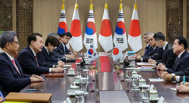 윤석열 대통령과 1박 2일 일정으로 한국을 찾은 기시다 후미오 일본 총리가 7일 서울 용산 대통령실 청사에서 한일 정상 확대 회담을 하고 있다. /연합뉴스