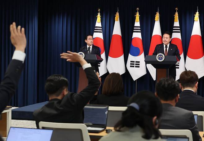 윤석열 대통령과 한국을 찾은 기시다 후미오 일본 총리가 7일 서울 용산 대통령실 청사에서 열린 공동 기자회견에서 취재진의 질문을 받고 있다. /연합뉴스