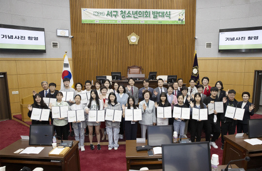 지난 6일 대전 서구의회 본 회의장에서 열린 제3대 서구 청소년의회 발대식에서 전명자 의장(맨 앞줄 가운데)을 비롯한 서구의원들과 청소년의원들이 기념 촬영을 하고 있다. 사진=서구의회 제공