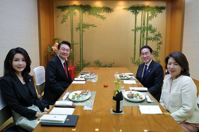 윤석열 대통령과 부인 김건희 여사, 기시다 후미오 일본 총리와 부인 기시다 유코 여사가  3월16일 도쿄 한 식당에서 친교 만찬을 하고 있다.ⓒ뉴시스