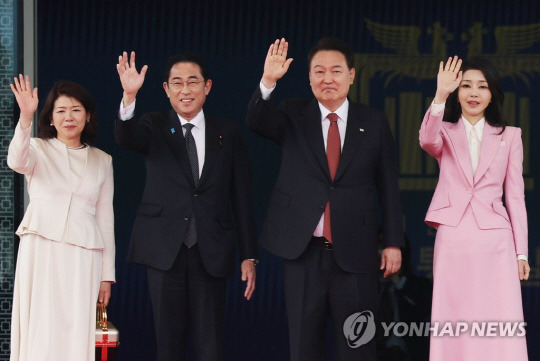 윤석열 대통령과 김건희 여사가 1박2일 일정으로 한국을 찾은 기시다 후미오 일본 총리 부부와 7일 서울 용산 대통령실에서 열린 공식 환영식을 마친 뒤 인사하고 있다.<연합뉴스>