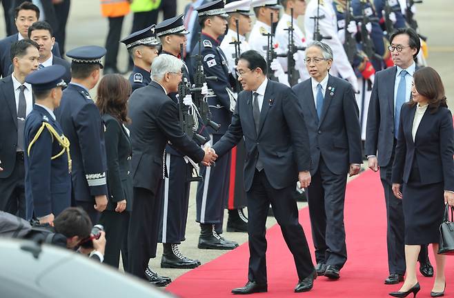 한일 정상회담을 위해 방한한 기시다 후미오 일본 총리가 7일 성남 서울공항에 도착, 환영인사들과 악수하고 있다.