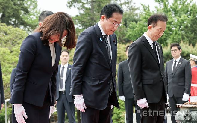 기시다 후미오(岸田文雄) 일본 총리가 7일 방한 첫 일정으로 서울 동작구 국립서울현충원을 참배했다. 기시다 총리 내외가 헌화, 분향 뒤 묵념하고 있다. 사진공동취재단