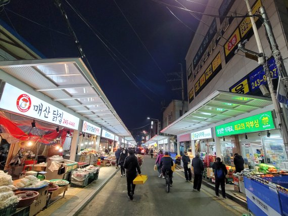 최고의 식재료만을 고집하는 매산시장 골목. 사진=수원도시재단