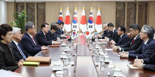 윤석열 대통령과 1박2일 일정으로 한국을 찾은 기시다 후미오 일본 총리가 7일 서울 용산 대통령실 청사에서 한일 정상 확대 회담을 하고 있다. 사진=연합뉴스