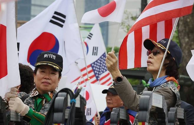 '기시다 환영' 한국을 방문한 기시다 후미오 일본 총리와 윤석열 대통령의 정상회담이 열리고 있는 7일 오후 용산 대통령실 앞. 한미일동맹강화국민운동본부 등 보수단체 회원들이 기시다 총리를 환영하며 일장기를 흔들고 있다. 사진=연합뉴스