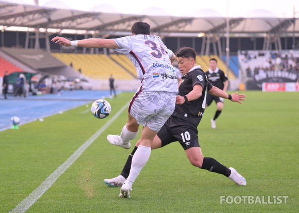 김재우(왼쪽, 김천상무), 이종호(오른쪽, 성남FC). 서형권 기자