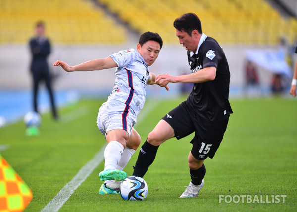 조영욱(왼쪽, 김천상무), 신재원(오른쪽, 성남FC). 서형권 기자