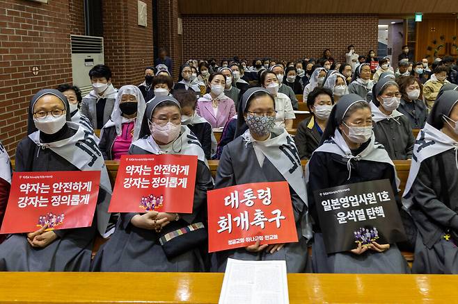 4월24일 경기도 성남시 중원구 성남동 성당에서 열린 기도회에 참석한 수녀들이 손팻말을 든 채 강론을 듣고 있다. 박승화 선임기자 eyeshoot@hani.co.kr