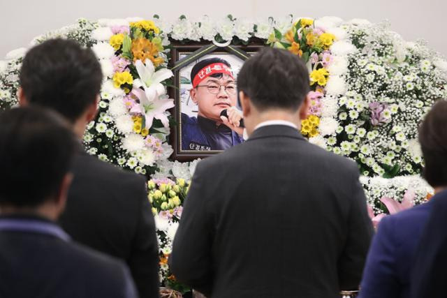 4일 오후 서울 종로구 서울대병원 장례식장에 마련된 민주노총 건설노조 강원지부 간부 양회동씨의 빈소에서 이재명 더불어민주당 대표가 조문하고 있다. 뉴시스