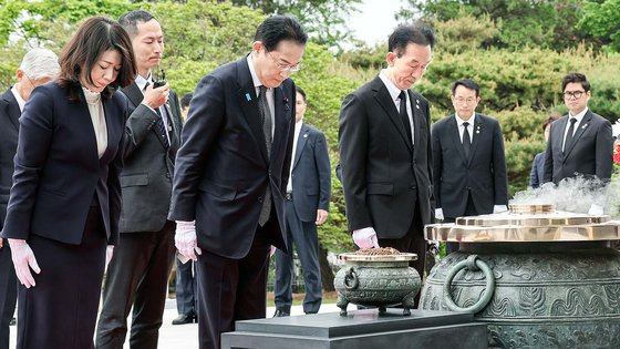 기시다 후미오 일본 총리와 기시다 유코 여사가 7일 서울 동작구 국립서울현충원을 방문해 분향 후 현충탑을 참배하고 있다. 사진공동취재단