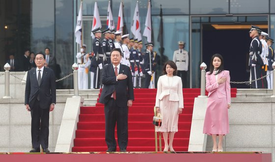 윤석열 대통령과 김건희 여사가 1박2일 일정으로 한국을 찾은 기시다 후미오 일본 총리 부부와 7일 서울 용산 대통령실에서 열린 공식 환영식에 참석해 국기에 대한 경례를 하고 있다. 대통령실사진기자단