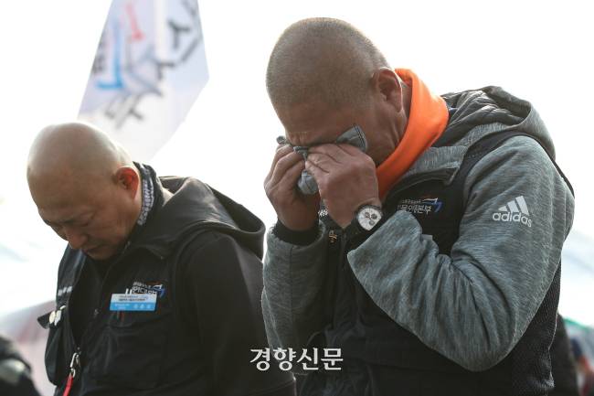 화물연대가 조합원 투표 끝에 총파업을 중단하기로 한 지난해 12월9일 경기도 의왕시  화물연대 서울경기지역본부에서 조합원들이 투표 결과를 듣고 눈물을 훔치고 있다. 성동훈 기자