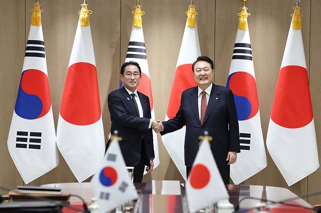 윤석열 대통령과 1박2일 일정으로 한국을 찾은 기시다 후미오 일본 총리가 7일 용산 대통령실 청사에서 열린 한일 정상 확대 회담에서 악수하고 있다. 연합뉴스