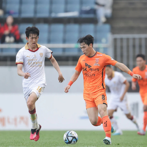 Jeju United's Lee Chang-Min, right, dribbles during a K League game against the Pohang Steelers at Jeju World Cup Stadium in Seogwipo, Jeju in a photo shared on Jeju's official Facebook account on Sunday. [SCREEN CAPTURE]