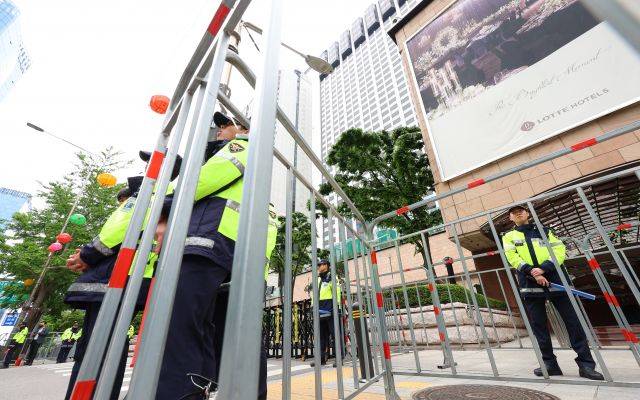 기시다 후미오 일본 총리가 숙박할 서울 중구 롯데호텔 주변에 7일 오전 이중 펜스가 설치돼 있다. 연합뉴스