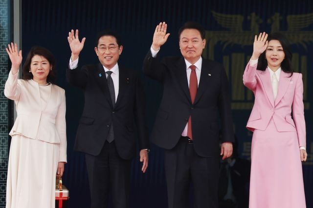 윤석열 대통령과 김건희 여사가 7일 서울 용산 대통령실을 찾아온 기시다 후미오 일본 총리 내외와 공식 환영식을 마친 뒤 인사하고 있다. 연합뉴스