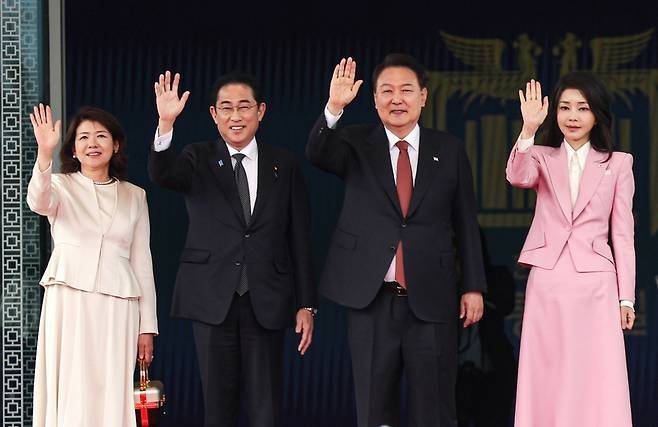 윤석열 대통령과 김건희 여사, 기시다 후미오 일본 총리와 유코 여사가 7일 서울 용산 대통령실에서 공식 환영식을 마친 뒤 함께 손 흔들어 인사하고 있다. / 사진=연합뉴스