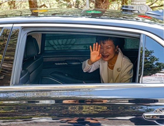 박근혜 전 대통령이 지난달 11일 오전 대구 팔공산 동화사를 찾아 시민들에게 인사를 하고 있다.[사진출처 = 연합뉴스]