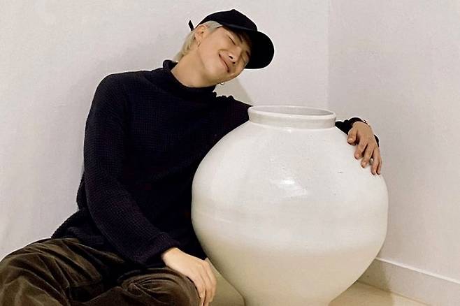 방탄소년단 리더 RM이 2019년 공식 SNS에 올린 달항아리 사진. 권대섭 작가 작품. [BTS 인스타그램]