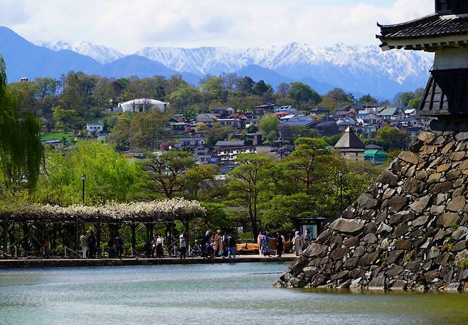 4월 하순 일본 북알프스와 마주 보는 마쓰모토성