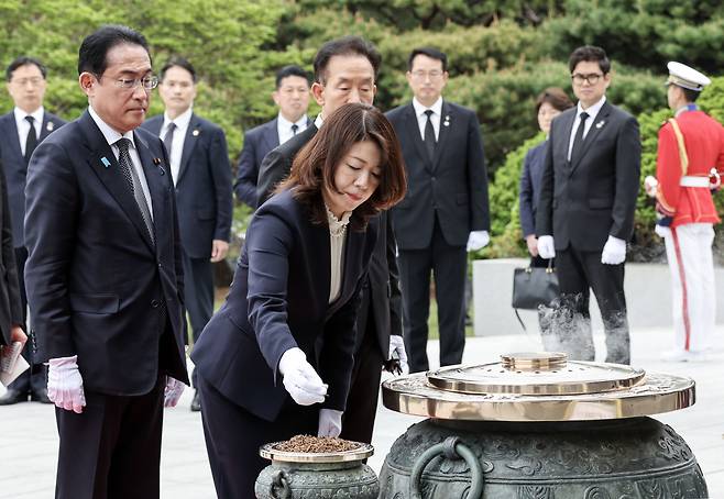 기시다 후미오 일본 총리와 함께 1박 2일간의 일정으로 방한한 기시다 유코 여사가 7일 서울 동작구 국립서울현충원을 방문, 현충탑에 분향하고 있다. [연합]