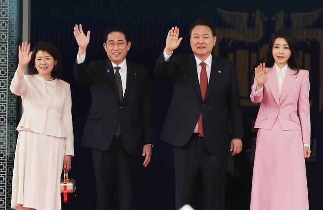 윤석열 대통령과 김건희 여사가 1박2일 일정으로 한국을 찾은 기시다 후미오 일본 총리 부부와 7일 서울 용산 대통령실에서 열린 공식 환영식을 마친 뒤 인사하고 있다. [연합]