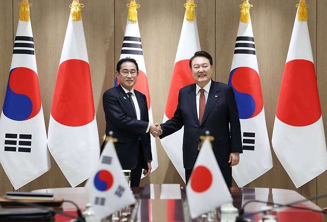 윤석열 대통령과 1박2일 일정으로 한국을 찾은 기시다 후미오 일본 총리가 7일 서울 용산 대통령실 청사에서 열린 한일 정상 확대 회담에서 악수하고 있다. [연합]