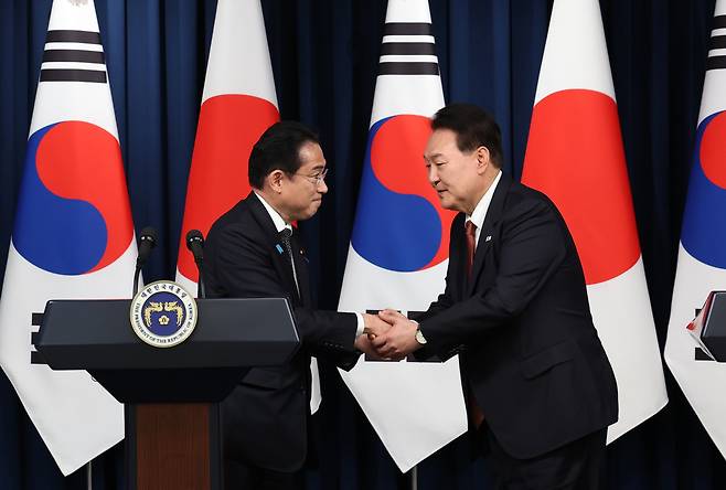 윤석열 대통령과 한국을 찾은 기시다 후미오 일본 총리가 7일 서울 용산 대통령실 청사에서 공동 기자회견에서 양국 발표를 마친 뒤 악수하고 있다. [연합]