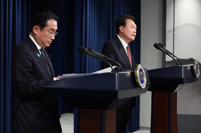 윤석열 대통령과 1박2일 일정으로 한국을 찾은 기시다 후미오 일본 총리가 7일 서울 용산 대통령실 청사에서 공동 기자회견을 하고 있다. [연합]