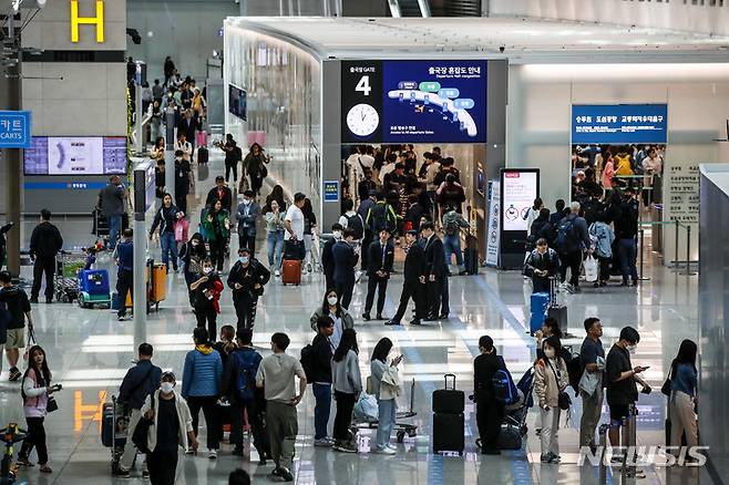 [인천공항=뉴시스] 정병혁 기자 = 지난달 28일 오후 인천국제공항 1터미널 출국장이 여행객들로 붐비고 있다. 2023.05.06. jhope@newsis.com