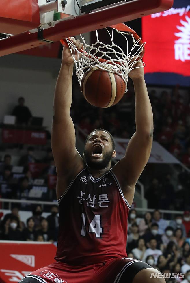 [안양=뉴시스] 고승민 기자 = 7일 경기 안양체육관에서 열린 2022-2023 KBL 챔피언결정전 안양KGC 대 서울SK 경기, 안양 스펠맨이 덩크를 하고 있다. 2023.05.07. kkssmm99@newsis.com