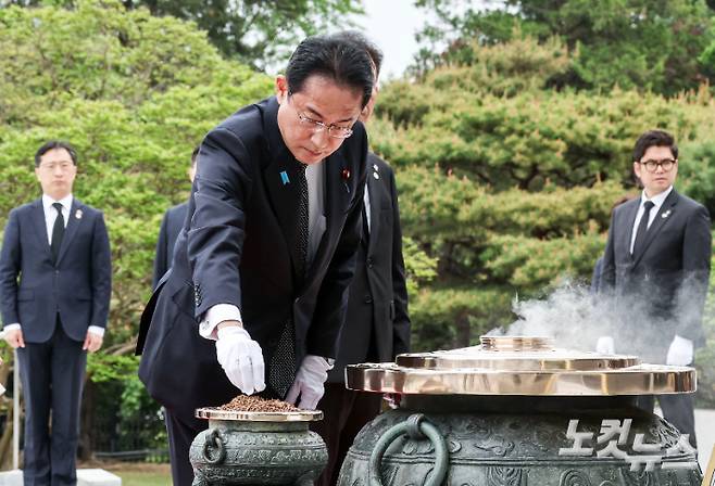 기시다 후미오(岸田文雄) 일본 총리가 7일 방한 첫 일정으로 서울 동작구 국립서울현충원을 참배했다. 기시다 총리 분향하고 있다. 사진공동취재단