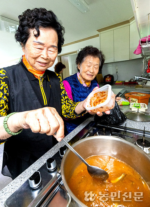 할머니들이 부엌에서 점심을 준비하고 있다. 혼자 살 때는 대충 끼니를 때웠지만 공동생활홈에선 요리의 즐거움을 만끽한다.