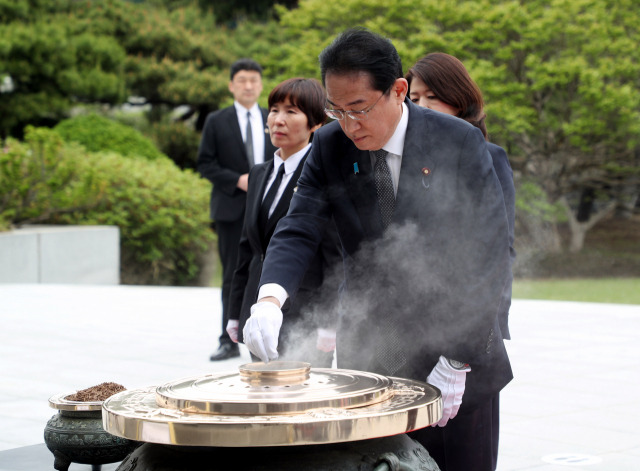 7일 오후 서울 동작구 국립서울현충원에서 방한 일정을 시작한 기시다 후미오 일본 총리가 분향을 하고 있다. 1박 2일 일정으로 한국을 찾은 기시다 총리는 지난 3월 일본에서 열린 한일 정상회담 이후 50여 일 만에 서울에서 윤석열 대통령을 다시 만나 회담을 갖는다. 사진공동취재단