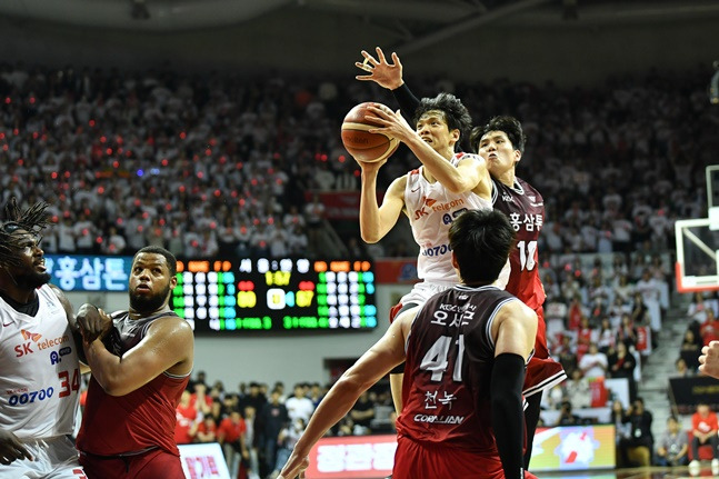 SK 김선형(오른쪽 3번째)이 7일 안양실내체육관에서 열린 2022~2023 KBL 챔피언결정전 7차전에서 수비를 달고 공격에 나서고 있다. /사진=KBL 제공