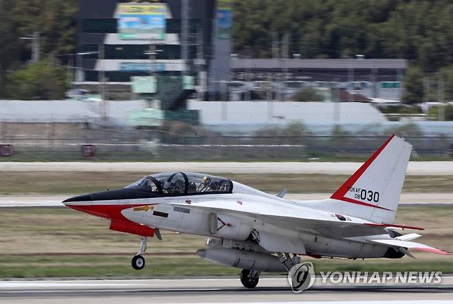 광주 군공항 이전 특별법 법사위 통과 (광주=연합뉴스) 조남수 기자 = 13일 광주 군공항 이전 특별법이 국회 법제사법위원회를 통과했다. 광주 군공항 특별법은 기존의 '군 공항 이전 및 지원에 관한 특별법'과 달리 기부 대 양여 부족분을 국가 재정으로 지원하는 내용 등을 담고 있다. 이날 광주공항에서 제1전투비행단의 훈련기가 착륙하고 있다. 2023.4.13 iso64@yna.co.kr