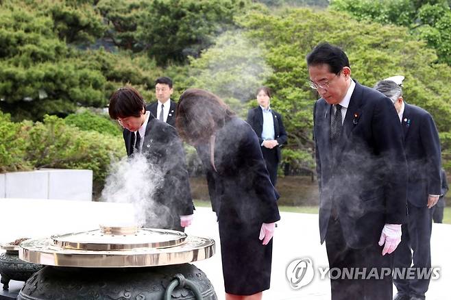 현충원 참배하는 기시다 후미오 일본 총리 내외 (서울 로이터=연합뉴스) 1박 2일간의 일정으로 방한한 기시다 후미오 일본 총리와 기시다 유코 여사가 7일 서울 동작구 국립서울현충원을 방문, 현충탑을 참배하고 있다. 2023.5.7 jeong@yna.co.kr