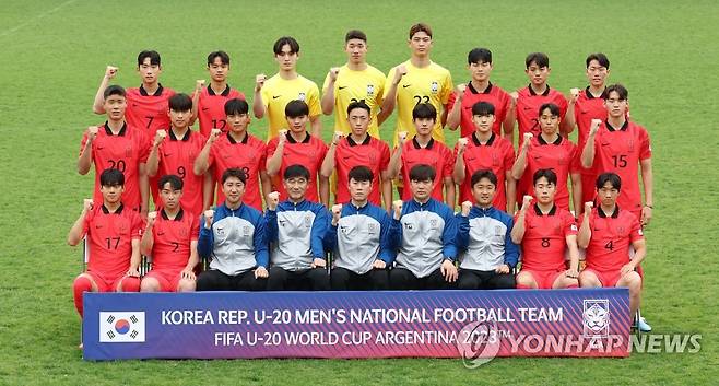 U-20 축구대표팀 미디어데이 (파주=연합뉴스) 김인철 기자 = 7일 오후 경기도 파주 축구국가대표트레이닝센터(NFC)에서 국제축구연맹(FIFA) 20세 이하(U-20) 아르헨티나 월드컵을 앞두고 열린 미디어데이에서 김은중 감독과 선수들이 포즈를 취하고 있다. 2023.5.7 yatoya@yna.co.kr