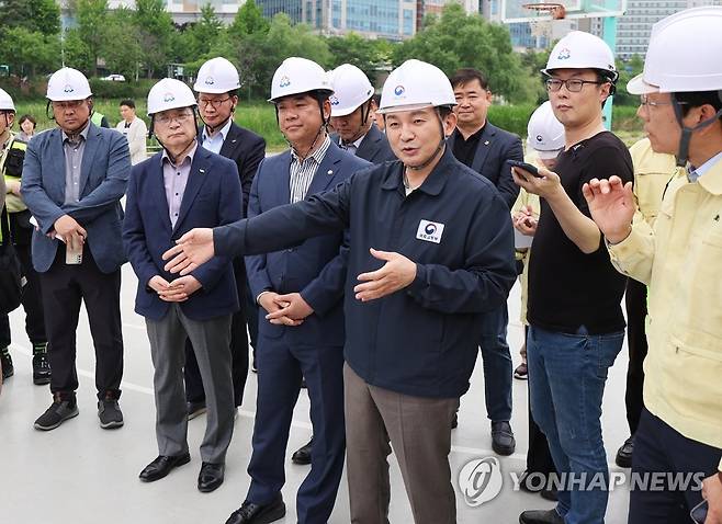 정자교 사고 현장 찾은 원희룡 (성남=연합뉴스) 홍기원 기자 = 원희룡 국토교통부 장관이 7일 오후 경기도 성남시 정자교 보행로 붕괴 사고 현장을 살펴보고 있다. 2023.5.7 xanadu@yna.co.kr