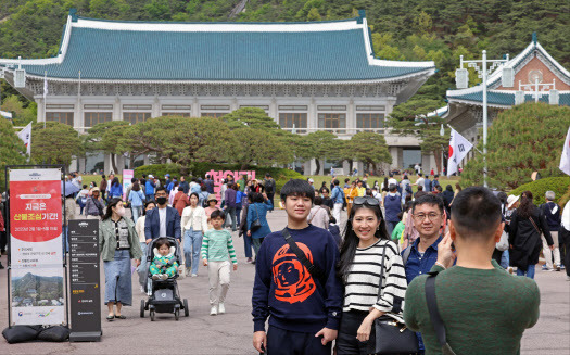 청와대를 관람하는 외국인 관광객 모습(사진=문화체육관광부 제공).