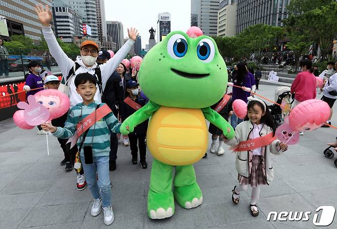 어린이날 연휴 마지막날인 7일 서울 광화문광장 육조마당에서 열린 2023 광화문 어린이 축제 봄빛소풍을 찾은 시민들이 KT 지니TV 키즈랜드 인기 캐릭터들과 퍼레이드를 즐기고 있다. ⓒ News1 박정호 기자