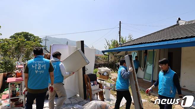 전남개발공사와 경북개발공사 관계자들이 함께 추진해 전남 순천시 낙안면에서 '영호남 행복동행 하우스 1호점'을 건하고 있는 모습.(전남개발공사 제공) 2023.5.8/뉴스1