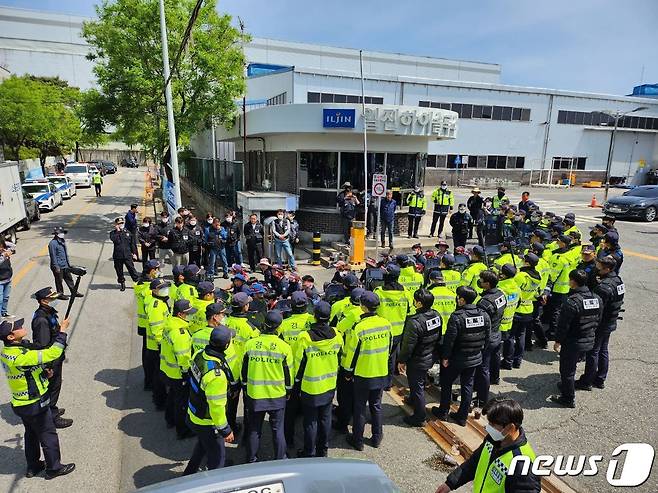 전북 완주군 일진하이솔루스 앞 노조 집회모습(민주노총전북본부 제공)2023.5.8/뉴스1