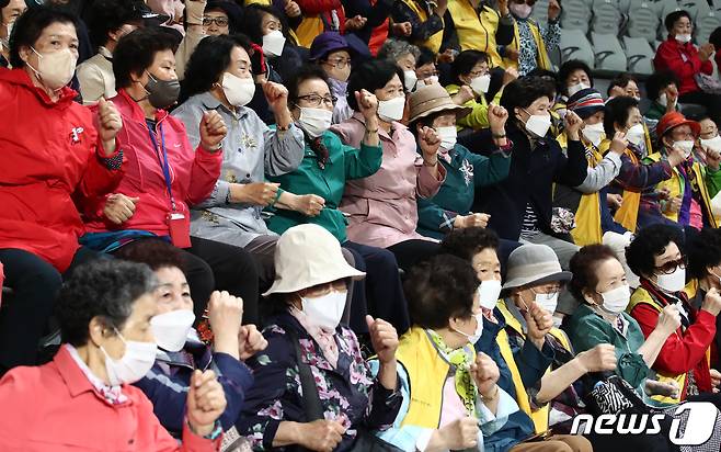 어버이날인 8일 서울 중구 장충체육관에서 열린 제51회 어버이날 기념식에서 어르신들이 율동을 하고 있다. 2023.5.8/뉴스 ⓒ News1 김민지 기자