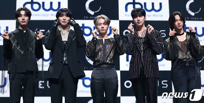 보이그룹 원어스(ONEUS) 시온(왼쪽부터), 서호, 환웅, 건희, 이도가 8일 서울 광진구 예스24라이브홀에서 가진 미니 9집 ‘피그말리온(PYGMALION)’ 발매 기념 쇼케이스에서 포즈를 취하고 있다. 2023.5.8/뉴스1 ⓒ News1 김진환 기자